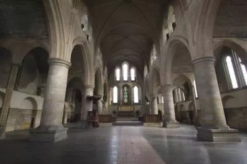 Left Bank central aisle (credit Bukkie dos Santos)