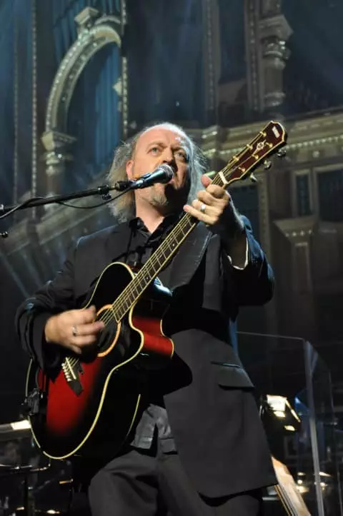 Bill_Bailey_rocking_out
