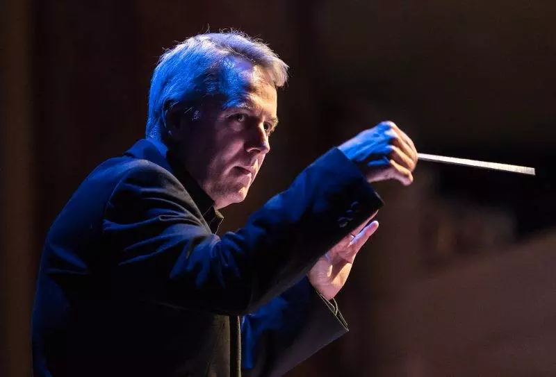 Conductor Richard Farnes [Photo: Clive Barda]